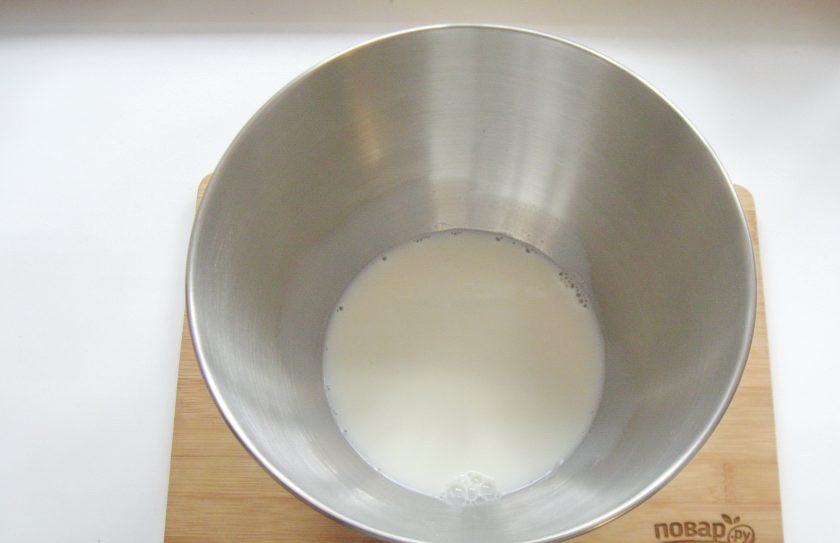 1. Этап. Белая глазурь для булочек: Влейте теплое молоко.