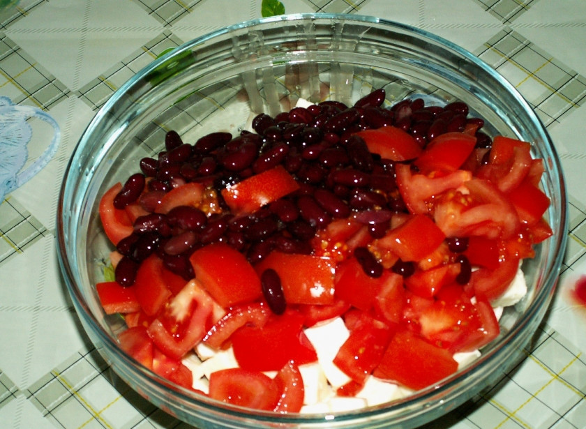 1. Этап. Cалат с копченой куриной грудкой: 9. Из дуршлага выложить в салатник фасоль и помидоры.