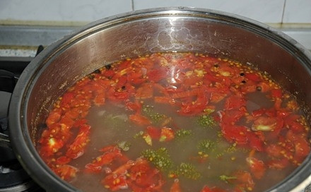 1. Этап. Уха из угря: В другую кастрюлю наливаем около 1 литра воды и варим в ней овощи. Солим и перчим.