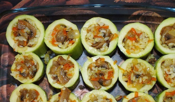 Кабачки, фаршированные грибами и рисом 1. Этап. Кабачки, фаршированные грибами и рисом: Выставляем кабачковые стаканчики в форму для запекания, смазанную растительным маслом. Заполняем стаканчики рисово-грибным фаршем.