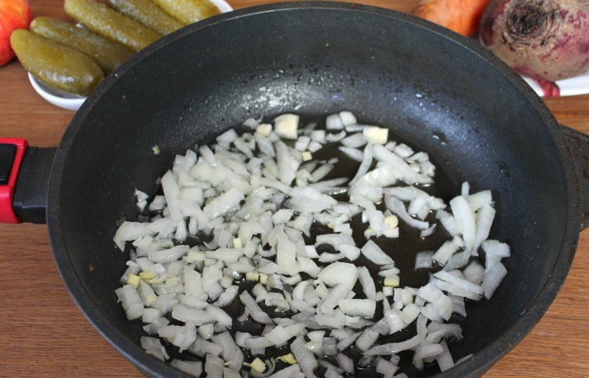 1. Этап. Винегрет с жареным луком: Лук режем и обжариваем на подсолнечном масле, периодически помешивая.