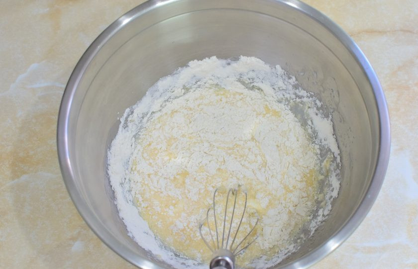 1. Этап. Блинные рулеты с рыбой: Муку просейте и постепенно вводите в тесто.