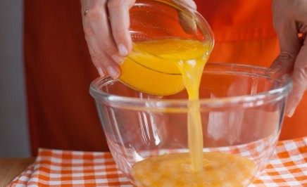 1. Этап. Постное суфле: Апельсиновый сок смешайте с желатином, дайте последнему набухнуть.
