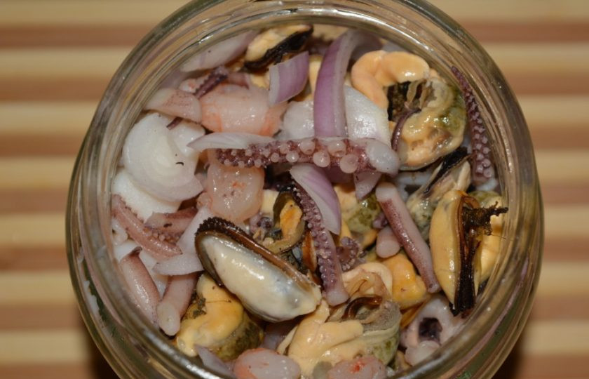 1. Этап. Морской коктейль в рассоле: Переложите ингредиенты в стеклянную банку с крышкой. Влейте к ним рассол.