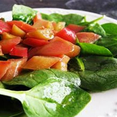 1. Этап. Салат из ревеня и шпината: 3. Влить уксус в жидкость, где кипел ревень, вскипятить и варить на среднем огне, пока не выкипит около 150 граммов жидкости. Это займет около 10 минут. Теперь подливу можно снимать с огня, добавлять в нее оливковое масло и выливать готовую заправку поверх шпината и ревеня на блюдо. Подавать на стол еще теплым.