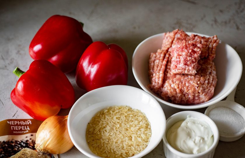 1. Этап. Фаршированные перцы в аэрогриле: Подготовьте все ингредиенты сразу. Перцы помойте в проточной воде, промойте рис до прозрачной жидкости.