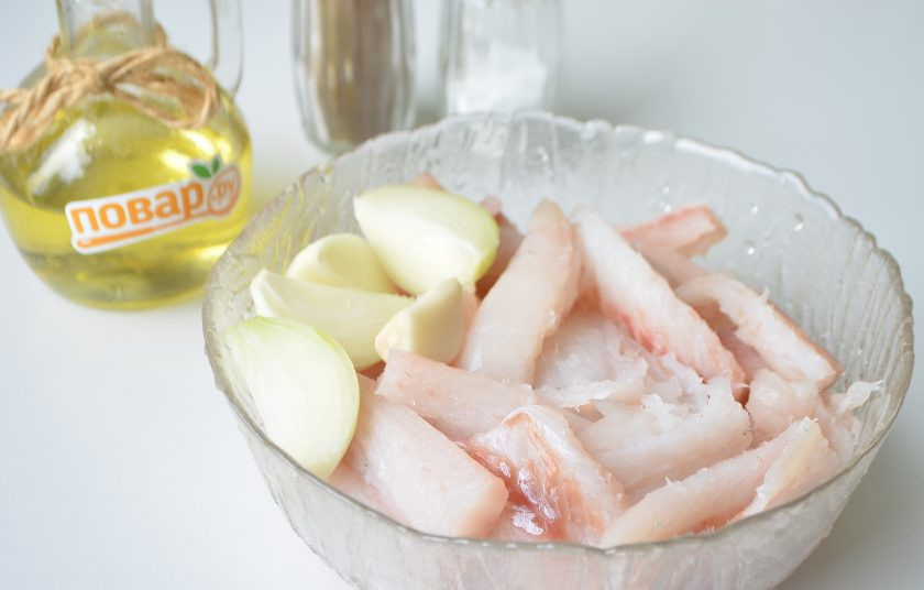 1. Этап. Котлеты из филе минтая Неженки: 3. Порежьте рыбное филе на кусочки, очистите лук и чеснок. Пропустите все через мясорубку или воспользуйтесь измельчителем. Посолите фарш.