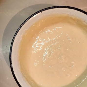 1. Этап. Суп с клецками на курином бульоне: После того, как консистенция теста будет однородной, немного гуще, чем для оладьев, отставить его в сторону.