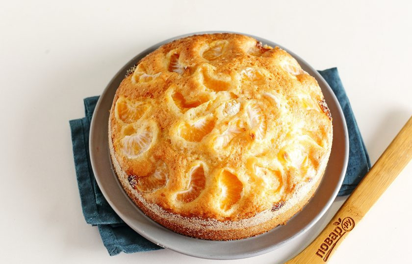 1. Этап. Мандариновый пирог: Выпекайте пирог в духовке при температуре 180 градусов около 30-40 минут. Готовность проверяйте деревянной шпажкой.