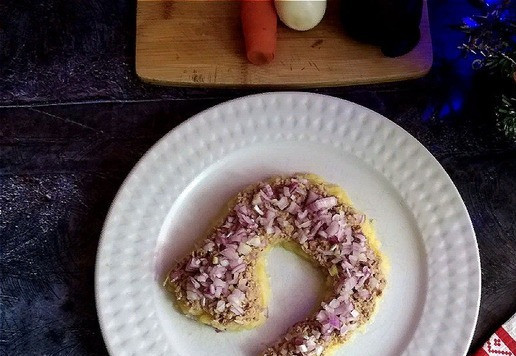 1. Этап. Почти Шуба: Второй слой - рубленный тунец без жидкости. Третий слой - мелко порубленный красный лук.