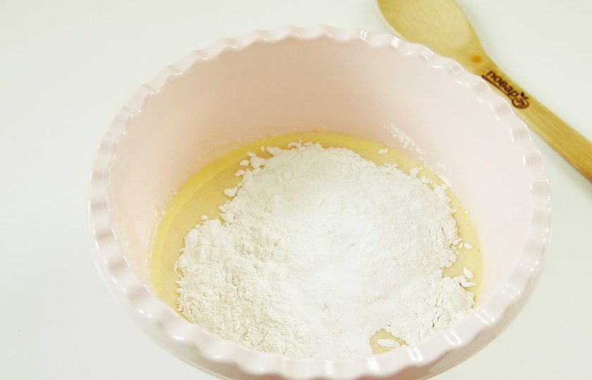 1. Этап. Манник с изюмом на кефире: Перемешайте, добавьте муку и соду.