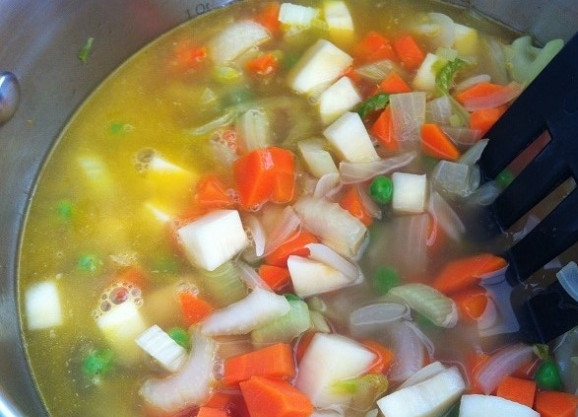 1. Этап. Суп из овощей с лапшой: 3. Далее влейте бульон. Доведите его до кипения.