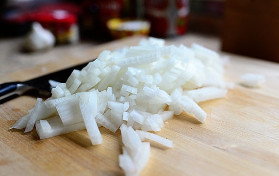 1. Этап. Соус к спагетти с фаршем: 1. Измельчите лук среднего размера кубиками.
