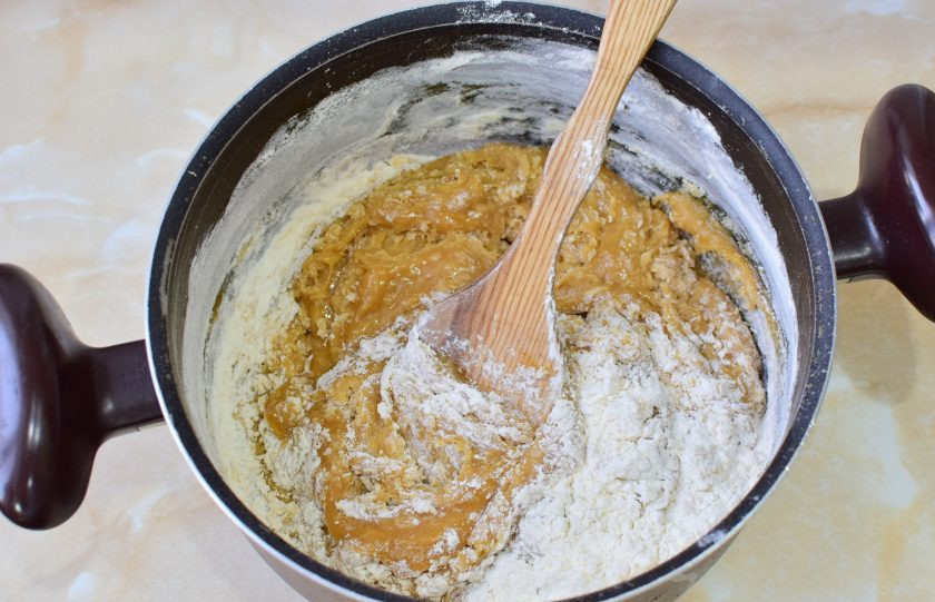 1. Этап. Медовик с малиной: В остывшую массу постепенно вмешивайте муку. В итоге должна получиться густая медовая масса, которая все еще липнет к рукам. Накройте тесто крышкой и оставьте постоять минут на 40. Тесто отдохнет, дойдет и перестанет липнуть к рукам. Этот момент сокращает общее количество муки. А значит коржи будут более пористые и лучше пропитаются кремом.