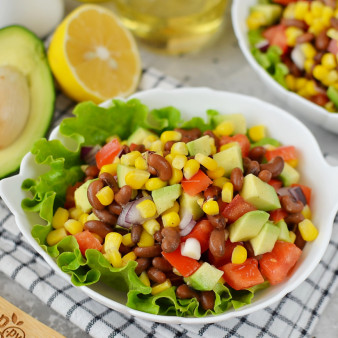 Овощной салат с фасолью и кукурузой