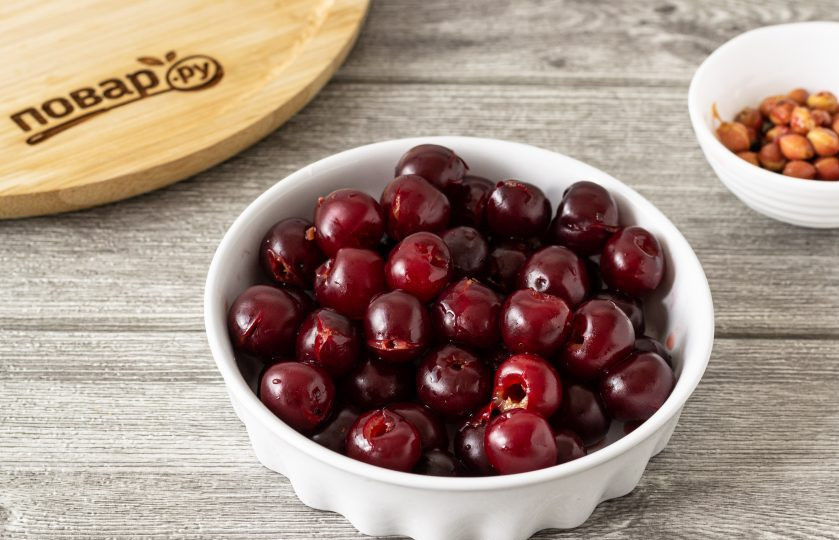 1. Этап. Варенье из вишни без косточек: Удалите косточки. Это можно делать с помощью специального приспособления или шпильки. Я использую стеклянную соломинку для коктейлей.