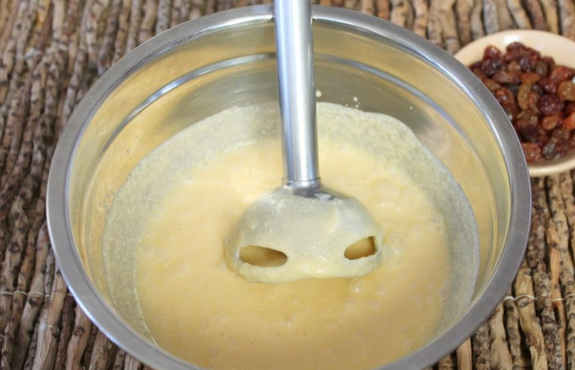 1. Этап. Печенье с изюмом из ржаной муки: Взбиваем все до однородной консистенции.