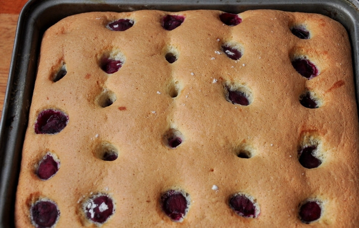 1. Этап. Бисквитный пирог: 7. При температуре 180 градусов выпекайте около 45-55 минут до румяной корочки. После остудите как следует на решетке.