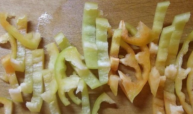 1. Этап. Шаурма с овощами: Из болгарского перца удаляем семена, промываем его и нарезаем брусками.