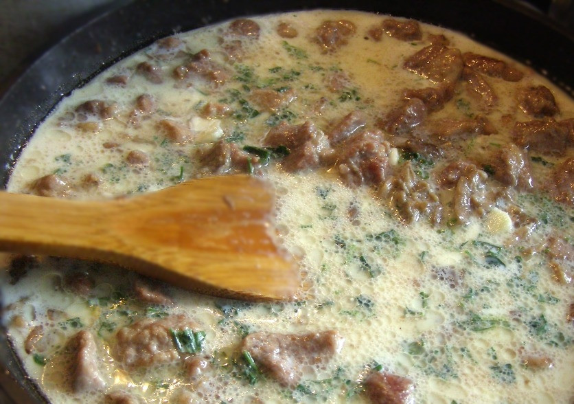 1. Этап. Мясо кусочками под соусом: Влейте соус к мясу. Доведите всё до кипения. Затем убавьте огонь до минимума. Томите блюдо под крышкой 5 минут.