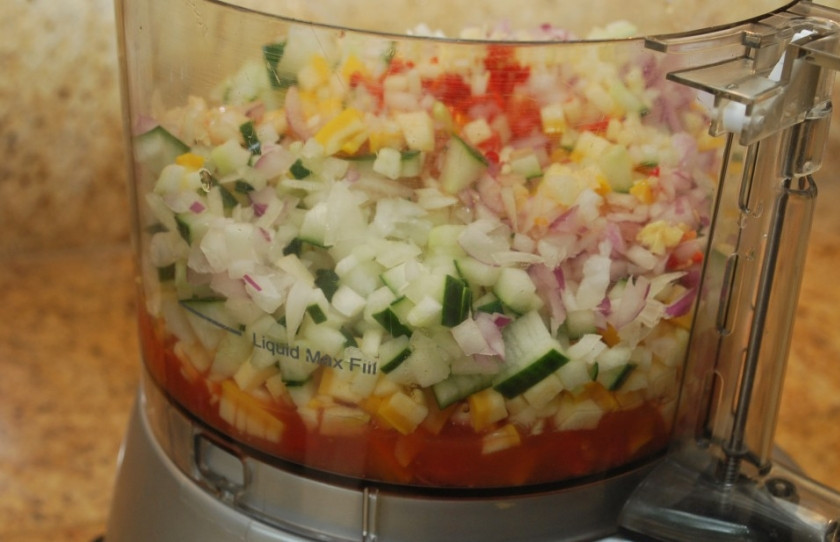 1. Этап. Гаспачо: 4. Выкладываем все в блендер и взбиваем. Затем добавляем специи и оливковое масло и еще несколько раз прокручиваем.