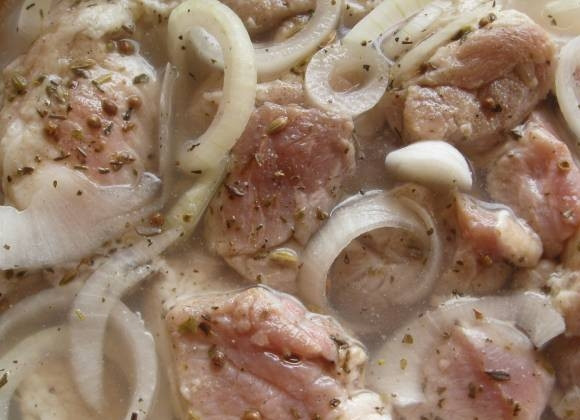 1. Этап. Шашлык из свинины в вине: Лук мясо, вино и специи хорошо перемешать и оставить мариноваться на 4 часа.