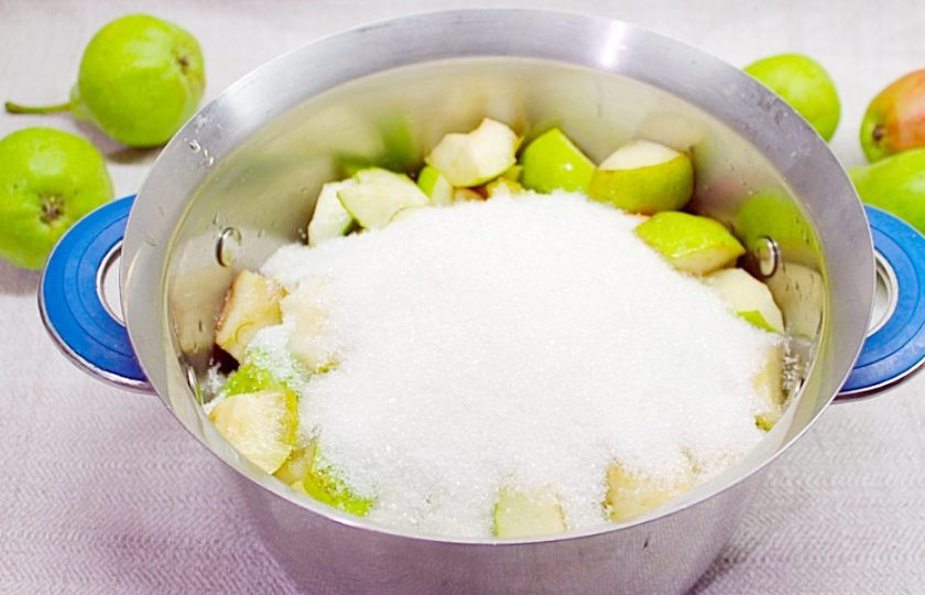 1. Этап. Начинка для зимних пирогов из груш с лимонником и корицей: Засыпаем груши сахаром и ставим на огонь. Желательно использовать сотейник или кастрюлю с толстым дном.