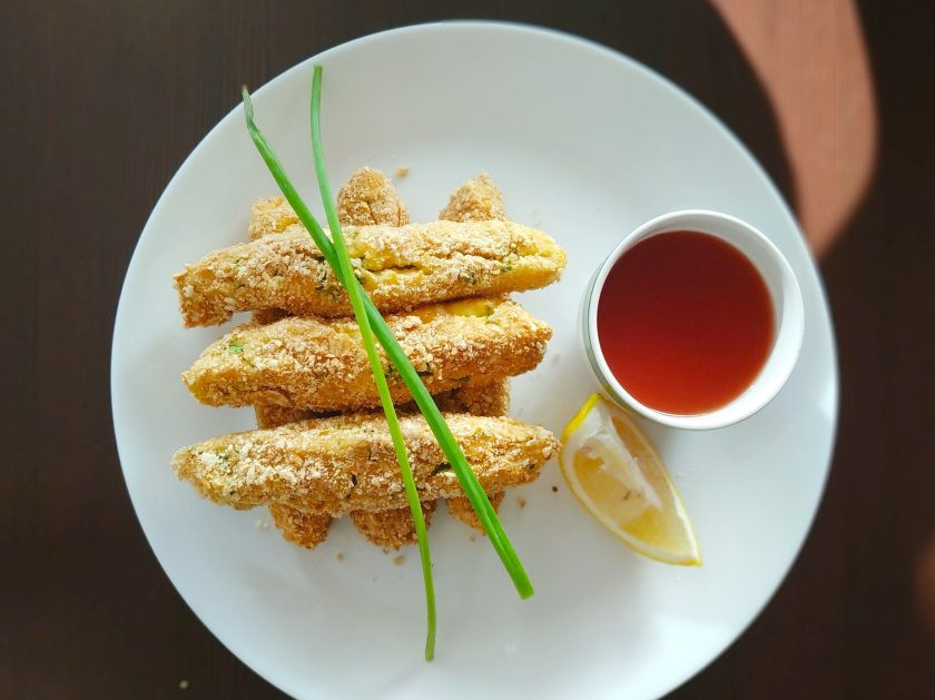 1. Этап. Яичные палочки: Отправьте палочки в духовку на 25 минут при температуре 180 градусов. Они должны стать золотистого цвета. Можно подавать к столу.