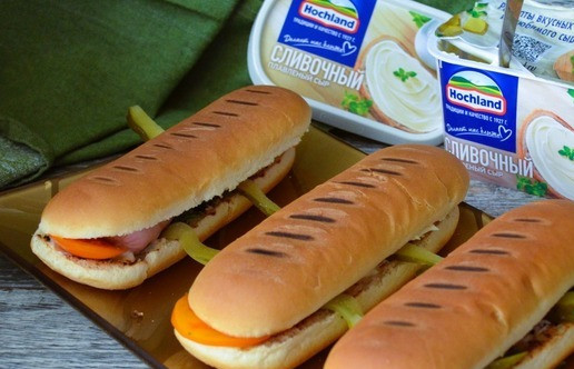 1. Этап. Хот-дог Крокодильчик: Положить сосиски и накрыть второй частью булки.