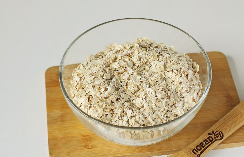 1. Этап. ПП завтрак из творога: Добавьте овсяную муку или овсяные хлопья быстрого приготовления.