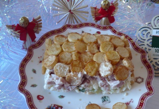 1. Этап. Салат рождественский Золотое полено: Уберите салат в холодильник на 30 минут. Подавайте, аккуратно разрезав на порции.