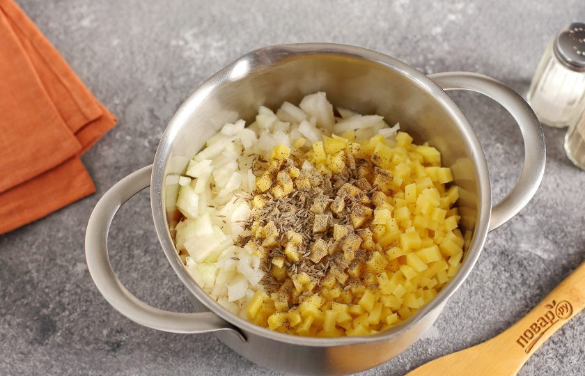 1. Этап. Рулет с тыквой на пару: Нарежьте кубиками лук и картофель. По желанию картофель можно не добавлять, в таком случае замените его таким же количеством тыквы или лука. Начинку посолите и добавьте любимые специи.