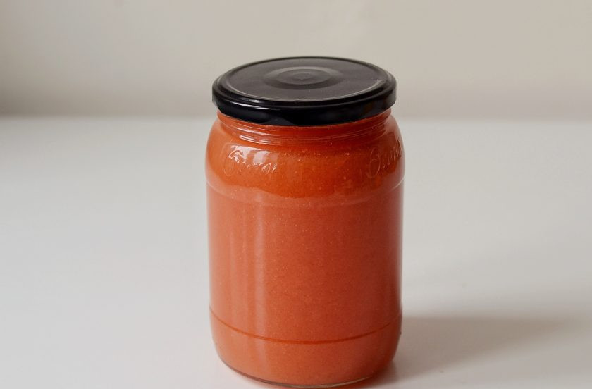 1. Этап. Домашний томатный сок на зиму: Разлейте сок по заранее стерилизованным банкам. Закройте крышкой.