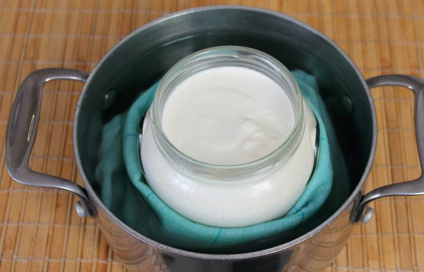 1. Этап. Творог из магазинного молока: В кастрюлю наливаем воду, кладем тканевую салфетку и ставим банку с заквашенным молоком. Подогреваем на малом огне. Когда вода будет горячей выключаем огонь и оставляем, минут на 40.