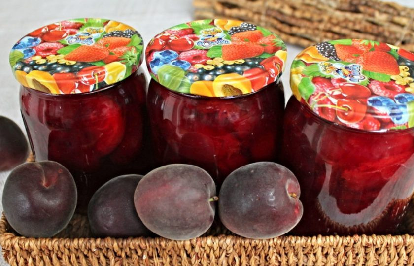 1. Этап. Абрикос Черный принц в собственном соку: Горячие банки вынимаем из кастрюли и плотно закрываем крышками. Ставим вверх дном и накрываем пледом. Заготовку из черных абрикос можно хранить при комнатной температуре.