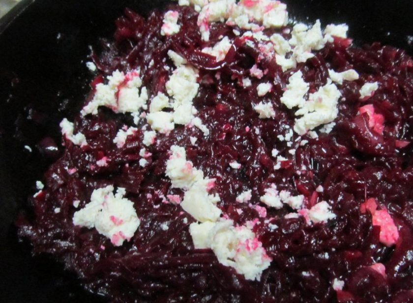 1. Этап. Пирожки со свеклой: Когда сахар полностью растворится, снимите сковороду с огня. Измельчите брынзу руками или вилкой, добавьте к свекле.