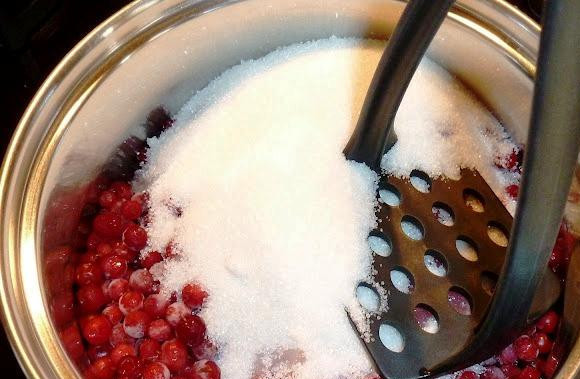 1. Этап. Брусничный джем: Все наши ингредиенты - 4 стакана брусники, 1,5 стакана сахара и немного воды - кладем в кастрюлю и ставим на медленный огонь. Через пару минут брусника размякнет, и при помощи толкушки, не снимая кастрюлю с меленного огня, нужно растолочь все ягоды.