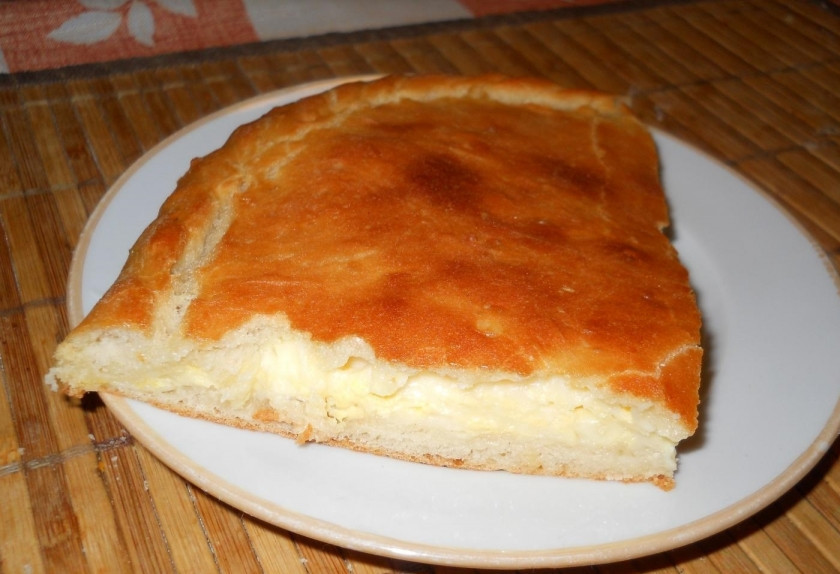 1. Этап. Вкуснейший сырный пирог: 9. Выпекаю пирог в разогретом до 180 градусов духовом шкафу около 20-30 минут, затем достаю и нарезаю кусочками, приятного аппетита!