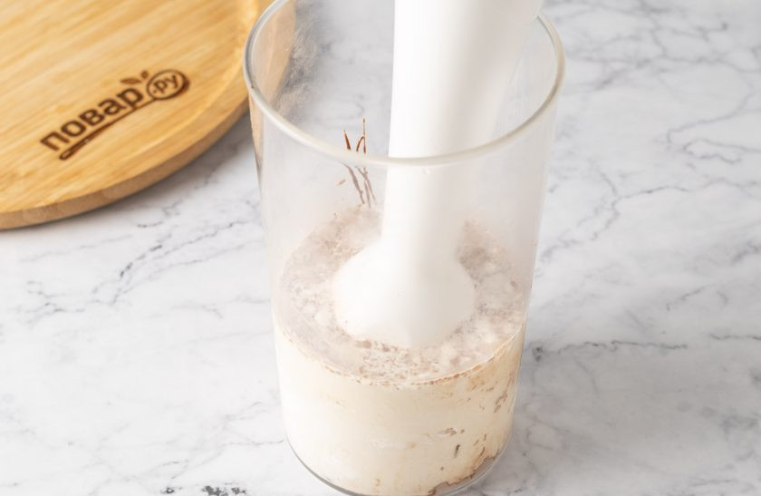 1. Этап. Шоколадно-молочный коктейль с мороженым: Измельчите все ингредиенты блендером.