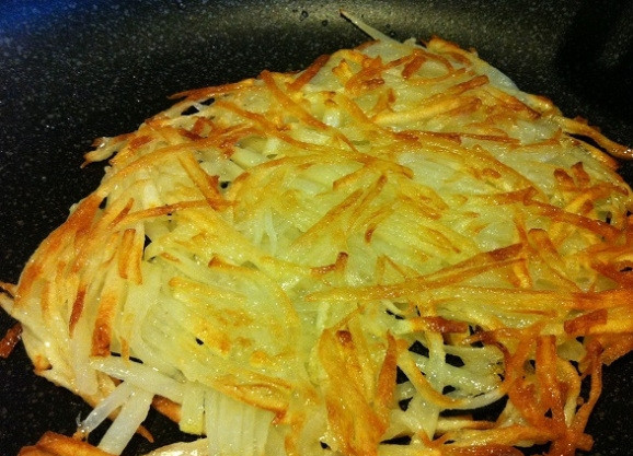 1. Этап. Картофельные оладьи с беконом: 2. Потом разделите его на 3 части. Для каждой разогрейте масло. Обжарьте в нём картофель в виде оладий с обеих сторон до золотистой корочки.