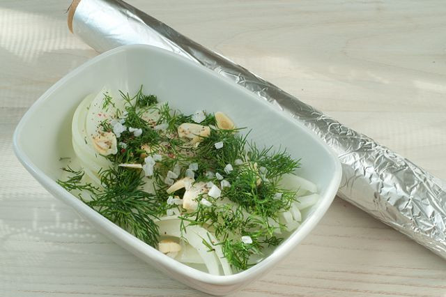 1. Этап. Горбуша в фольге на углях: 2. Луковицу очистить и нарезать кольцами или полукольцами. Чеснок измельчить и соединить с луком. Зелень вымыть, просушить и измельчить. Использовать лучше укроп и при наличии розмарин. Лимон вымыть и выжать сок. По вкусу можно использовать сок половинки лимона. Посолить и поперчить все немного.