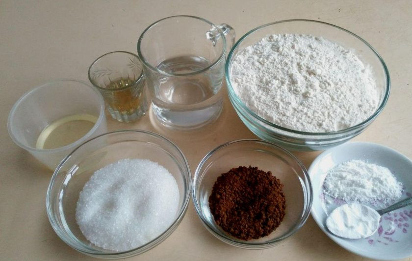 1. Этап. Постные кофейные пряники: Подготовьте ингредиенты, необходимые для приготовления постных кофейных пряников. Муку просейте, при желании часть пшеничной муки (0,5 ст.) замените ржаной.