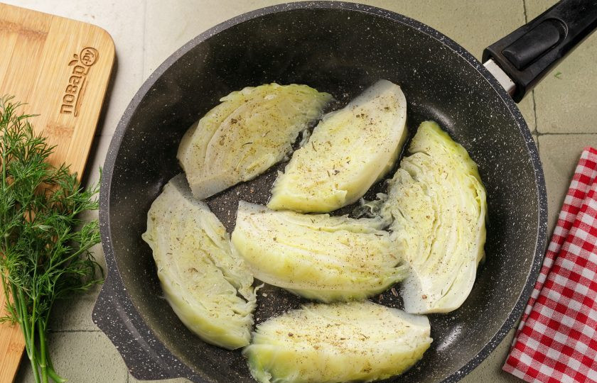 1. Этап. Капуста припущенная: Накройте крышкой и доведите до кипения, затем огонь сделайте минимальный и готовьте около 10 минут или до желаемой степени мягкости капусты. В конце капусту посолите и приправьте молотым перцем.