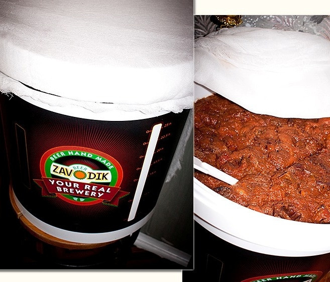 1. Этап. Вино из терновника: 3. Полученная масса процеживается через марлю. Сразу я процеживала через 3 слоя марли, а самую густую смесь - через мелкий дуршлаг. Все, что не растворилось, выбрасывается.