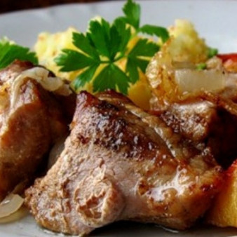 Тушеная свинина с яблоками