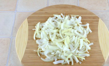 1. Этап. Морская капуста с яйцом: Лук нарезаем полукольцами. Затем лук и капусту выкладываем на сковородку, смазанную маслом для жарки. Обжариваем 20 минут. За 5 минут до готовности солим и перчим по вкусу.