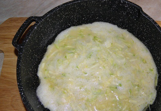 Французский омлет с кабачками. Омлет с кабачками на сковороде. Омлет на газу в сковороде пошаговый рецепты с фото. Омлет с кабачками на сковороде. Яичница с кабачком на сковороде рецепт.