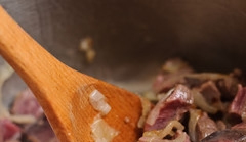 1. Этап. Запеканка из баклажанов с мясом: Теперь киньте в нагретую сковороду мук, обжарьте немного и добавьте мясо.