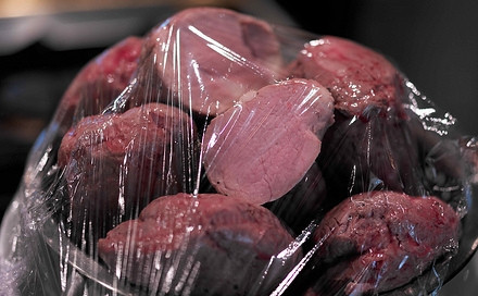 1. Этап. Телятина под соусом из тунца: Потом мясо вытащите из плёнки и остудите.