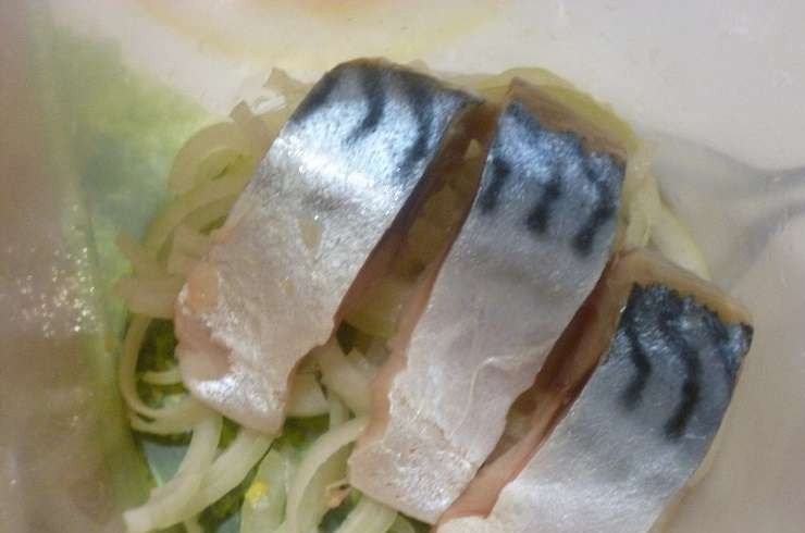 1. Этап. Сагудай из скумбрии: Лук очистите от шелухи, вымойте и нарежьте кольцами или полукольцами. Переложите в емкость лук вместе с кусочками рыбы.